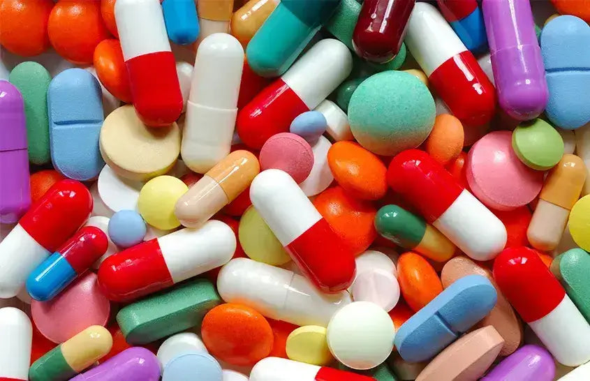 Viele Tabletten in unterschiedlichen Farben und Formen