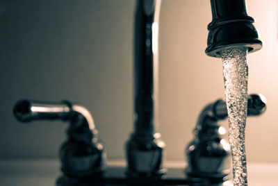 Ist Leitungswasser gefährlich? Hier lauern die Gefahren im Wasser