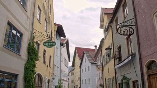 Albaugebäude in einer kleinen Straße